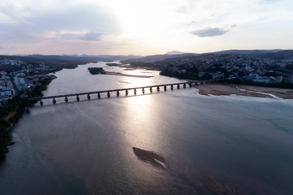 Vista-aerea-do-Rio-Doce-na-cidade-de-Colatina_NITRO-Historias-Visuais